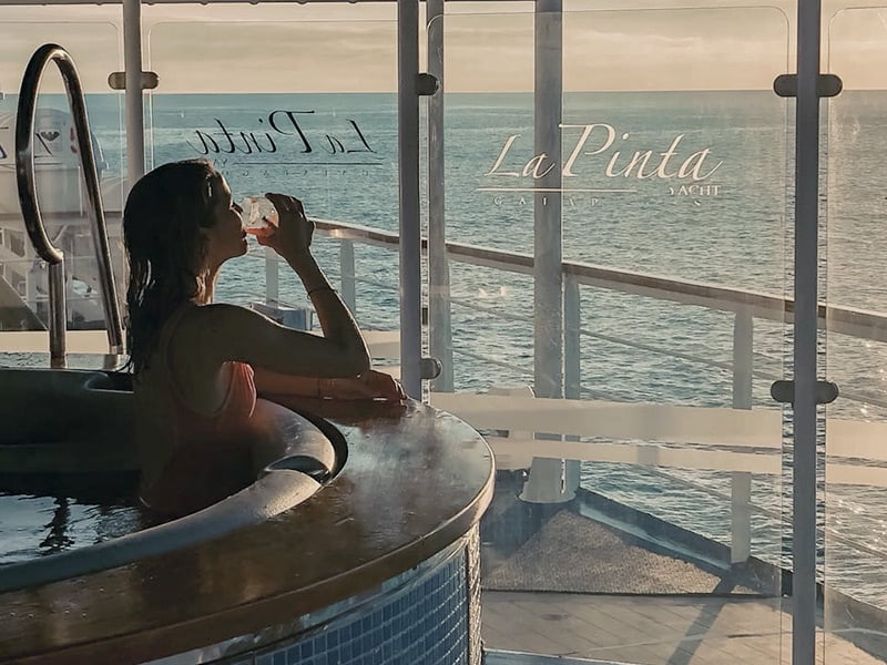 Yacht La Pinta's hot tub