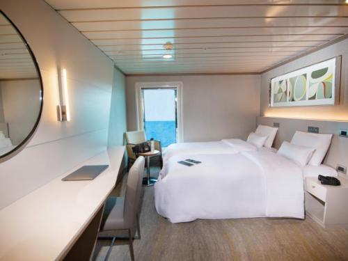 Yacht La Pinta luxury cabin twin beds