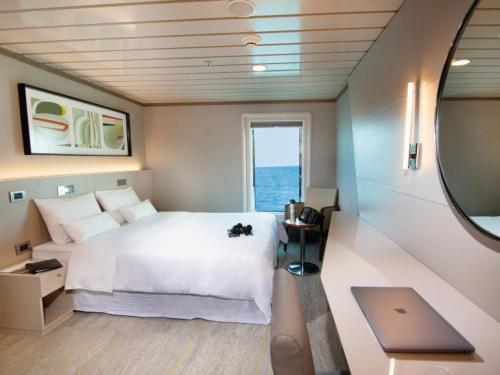 Yacht La Pinta luxury cabin room